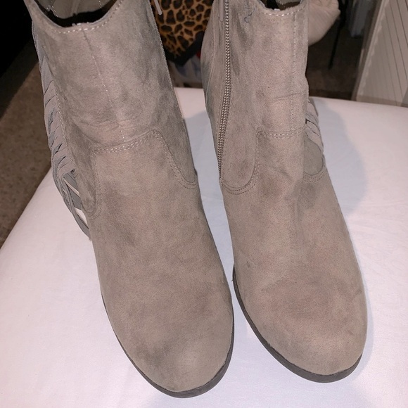 Madden Girl Taupe Booties with fringe women’s Size 9